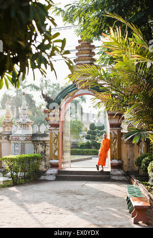 Ein junger Mönch entspannt in einem Hauseingang in Vientiane, Laos, Wat Si Muang, Kanaren Stockfoto