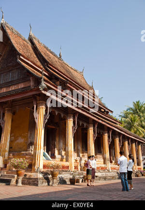Asiatische Touristen außerhalb Sisaket Sim, Sisaket Museum, Vientiane, Laos. Sisaket Museum entstand 1818 n. Chr. während der Regierungszeit von K Stockfoto