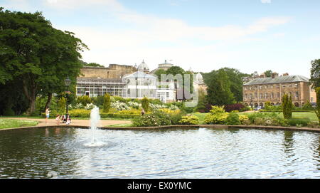 Die Pavillon-Gärten, eine schöne Grünfläche und Gewächshaus Komplex in Buxton, Derbyshire England UK Stockfoto