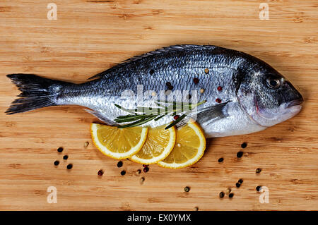 Frischer Fisch Dorado auf hölzernen Hintergrund Stockfoto