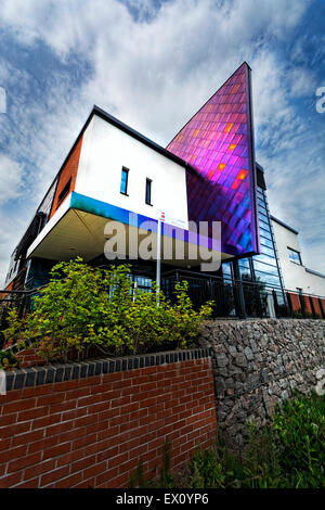 Leicestershire Fire Service HQ bei Birstall ist ein faszinierendes Gebäude mit "Flossen" gekleidet in einer Vielzahl von Farben. Stockfoto