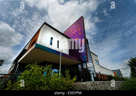 Leicestershire Fire Service HQ bei Birstall ist ein faszinierendes Gebäude mit "Flossen" gekleidet in einer Vielzahl von Farben. Stockfoto