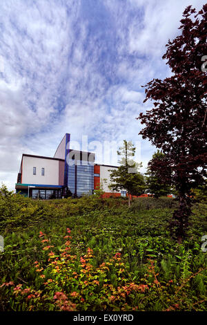 Leicestershire Fire Service HQ bei Birstall ist ein faszinierendes Gebäude mit "Flossen" gekleidet in einer Vielzahl von Farben. Stockfoto