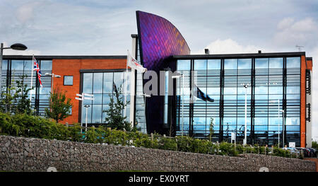 Leicestershire Fire Service HQ bei Birstall ist ein faszinierendes Gebäude mit "Flossen" gekleidet in einer Vielzahl von Farben. Stockfoto