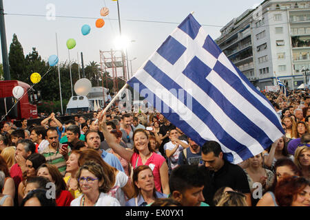 Athen, Griechenland. 3. Juli 2015. Menschen besuchen eine Kundgebung von Anhängern der Nein-Stimmen in Athen organisiert. Eine neue Umfrage zeigt ein totes Rennen in Griechenlands Referendumskampagne mit nur zwei Tage zu gehen, bevor am Sonntag darüber abstimmen, ob Griechen mehr Sparmaßnahmen im Gegenzug für die Rettungsaktion Darlehen annehmen sollte. Bildnachweis: Aristidis Vafeiadakis/ZUMA Draht/Alamy Live-Nachrichten Stockfoto