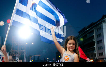 Athen, Griechenland. 3. Juli 2015. Menschen besuchen eine Kundgebung von Anhängern der Nein-Stimmen in Athen organisiert. Eine neue Umfrage zeigt ein totes Rennen in Griechenlands Referendumskampagne mit nur zwei Tage zu gehen, bevor am Sonntag darüber abstimmen, ob Griechen mehr Sparmaßnahmen im Gegenzug für die Rettungsaktion Darlehen annehmen sollte. Bildnachweis: Aristidis Vafeiadakis/ZUMA Draht/Alamy Live-Nachrichten Stockfoto