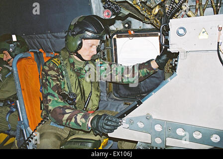 Beobachter auf seiner Station an Bord ein Ryal Navy Sea King HAR Mk 5 Such- und Rettungshubschrauber von HMS GAnnet SAR Flug Stockfoto