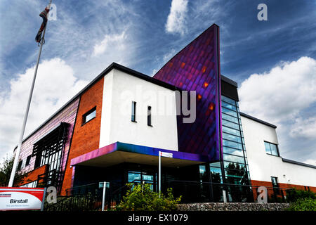 Leicestershire Fire Service HQ bei Birstall ist ein faszinierendes Gebäude mit "Flossen" gekleidet in einer Vielzahl von Farben. Stockfoto