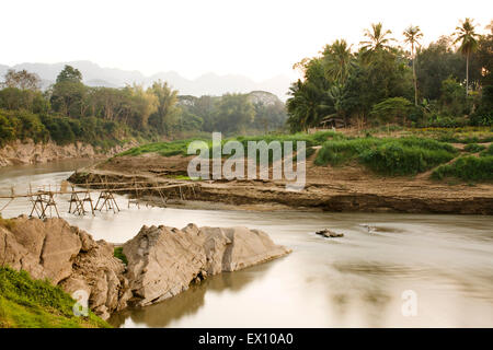 Bambus-Brücke an der Spitze der Halbinsel Luang Prabang. Die Brücke überquert über den Nam Khan Fluss. Stockfoto