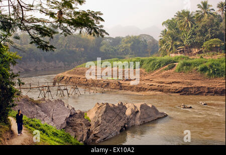 Bambus-Brücke an der Spitze der Halbinsel Luang Prabang. Die Brücke überquert den Nam Khan Fluss in der Nähe von Nam Kham mich trifft Stockfoto