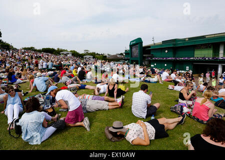 Wimbledon, Großbritannien. 3. Juli 2015. Das Tennisturnier von Wimbledon. Eine allgemeine Ansicht der Fans in der Hitze backen und beobachtete die Aktion von Murray Hügel (Henman Hill) Credit: Action Plus Sport/Alamy Live News Stockfoto