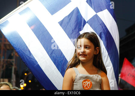 Athen, Griechenland. 3. Juli 2015. Menschen besuchen eine Kundgebung von Anhängern der Nein-Stimmen in Athen organisiert. Eine neue Umfrage zeigt ein totes Rennen in Griechenlands Referendumskampagne mit nur zwei Tage zu gehen, bevor am Sonntag darüber abstimmen, ob Griechen mehr Sparmaßnahmen im Gegenzug für die Rettungsaktion Darlehen annehmen sollte. Bildnachweis: Aristidis Vafeiadakis/ZUMA Draht/Alamy Live-Nachrichten Stockfoto