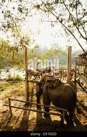 Lao Frau und Mahout Elefantenritt ein auf dem Khan Fluss. Luang Prabang, Laos. Stockfoto