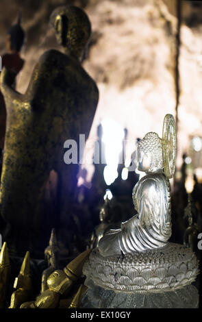 Höhle Pak Ou Höhlen Unterhaus mehr als 2.500 Buddhas, sind die meisten davon aus Holz gefertigt. Luang Prabang, Laos. Stockfoto