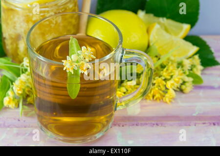 Kalk-Tee mit Zitrone dekoriert mit Kalk Blume serviert mit Waben Stockfoto