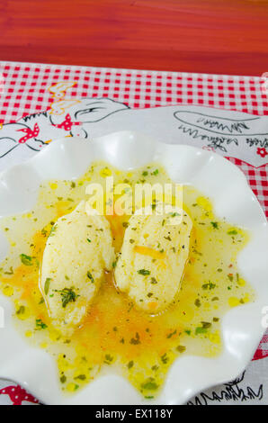 Teller mit hausgemachten Suppe mit Nudeln serviert, zum Essen Stockfoto