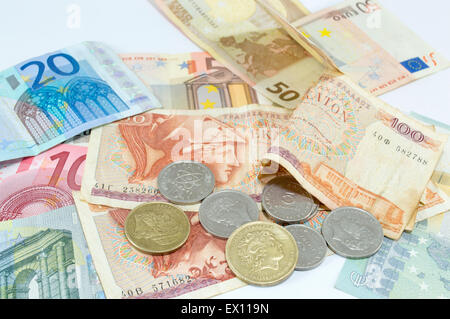 Griechische alte Währung Drachme und Euro-Banknoten auf weißem Hintergrund Stockfoto