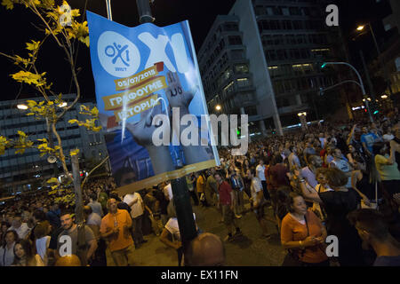 Athen, Griechenland. 3. Juli 2015. Menschen mit OXI(No) Aufkleber schreien Parolen gegen die Bailout-Geschäft. Mehr als zweihunderttausend Menschen versammelten sich Schätzungen zufolge am Syntagma-Platz vor dem griechischen Parlament Protest zugunsten einer Nein, auf das geplante Referendum dem Bürger erhalten, zu entscheiden, ob sie zustimmen oder nicht an der Rettungsaktion Deal angeboten durch die Institutionen (EZB, IWF, EU) und die Sparmaßnahmen, die dazu gehören. © Nikolas Georgiou/ZUMA Wire/ZUMAPRESS.com/Alamy Live-Nachrichten Stockfoto