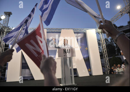 Athen, Griechenland. 3. Juli 2015. Griechen, die Holding-auf-um-die-Euro Rallye um Wähler zu 3. Juli 2015 sagen "Ja" im bevorstehenden Referendum in Athen, Griechenland, drängen zu unterstützen. Bildnachweis: Marios Lolos/Xinhua/Alamy Live-Nachrichten Stockfoto