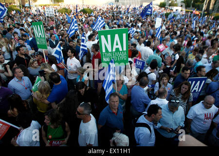 Athen, Griechenland. 3. Juli 2015. Griechen, die Holding-auf-um-die-Euro Rallye um Wähler zu 3. Juli 2015 sagen "Ja" im bevorstehenden Referendum in Athen, Griechenland, drängen zu unterstützen. Bildnachweis: Marios Lolos/Xinhua/Alamy Live-Nachrichten Stockfoto