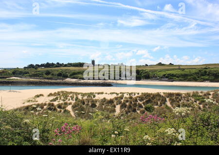 Heuestuary mit Lelant-Golfplatz und St. Euny-Kirche im Hintergrund an einem sonnigen Sommertag Stockfoto