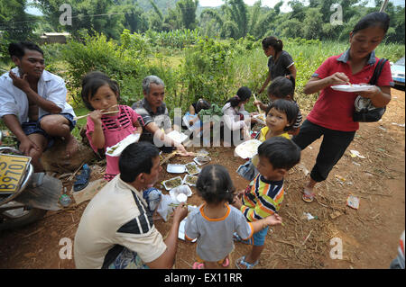 Flüchtlinge aus Kokang im Shan-Staat von Myanmar, sind in der Nähe von China-Myanmar-Grenztor an der Grenze Stadt von Nansan, China gesehen. Stockfoto