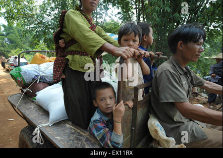 Flüchtlinge aus Kokang im Shan-Staat von Myanmar, sind in der Nähe von China-Myanmar-Grenztor an der Grenze Stadt von Nansan, China gesehen. Stockfoto