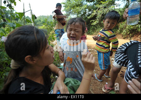 Flüchtlinge aus Kokang im Shan-Staat von Myanmar, sind in der Nähe von China-Myanmar-Grenztor an der Grenze Stadt von Nansan, China gesehen. Stockfoto