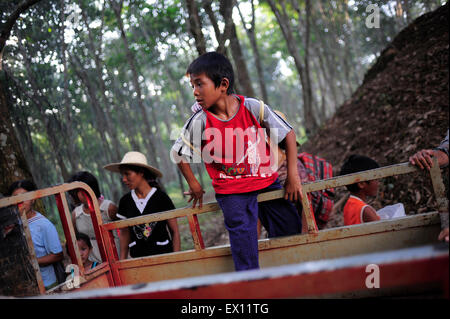 Flüchtlinge aus Myanmar Wa State fahren auf einem Traktor, der China-Myanmar Grenztor an der Grenze der Stadt Mangka, Chinas Yunnan Stockfoto