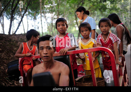 Flüchtlinge aus Myanmar Wa State fahren auf einem Traktor, der China-Myanmar Grenztor an der Grenze der Stadt Mangka, Chinas Yunnan Stockfoto