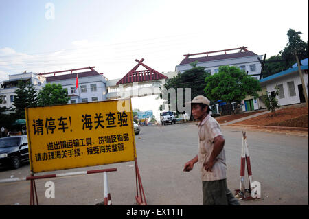 Flüchtlinge aus Myanmar Wa State fahren auf einem Traktor, der China-Myanmar Grenztor an der Grenze der Stadt Mangka, Chinas Yunnan Stockfoto