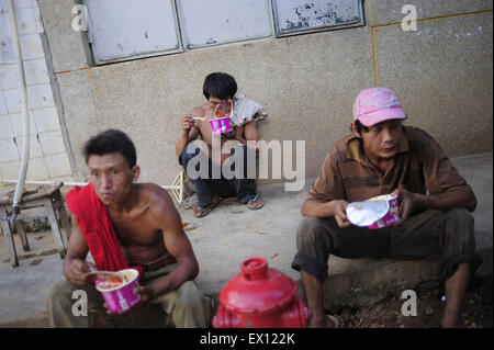 Flüchtlinge aus Myanmar Wa State fahren an einem Fahrzeug, das China-Myanmar Grenztor an der Grenze der Stadt Qingshui, Chinas Yunn Stockfoto