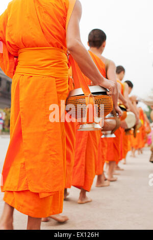 Mönche, die Verarbeitung für Almosen in den frühen Morgenstunden, ein 1.000 - jährigen Tradition in Luang Prabang, Laos... Stockfoto