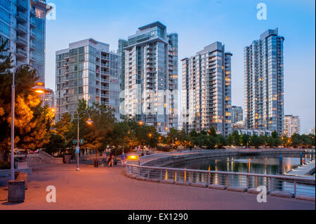 Wohn-Apartment-Türme in Vancouvers Yaletown Nachbarschaft.  Skyline von Vancouver Immobilien. Stockfoto