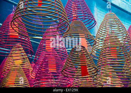 Bunte Weihrauch Spiralen in einem buddhistischen Tempel in Hong Kong Stockfoto