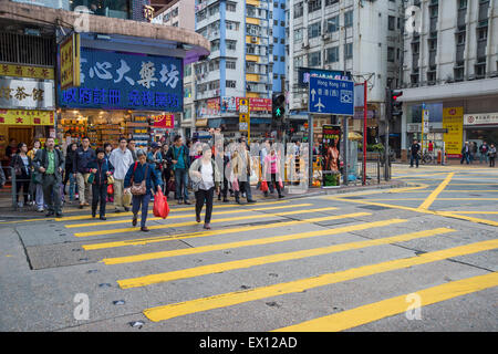 Pendler, die Kreuzung besetzt Hong Kong Street Stockfoto