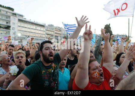 Athen, Griechenland. 3. Juli 2015. Menschen besuchen eine Kundgebung von Anhängern der Nein-Stimmen in Athen organisiert. Eine neue Umfrage zeigt ein totes Rennen in Griechenlands Referendumskampagne mit nur zwei Tage zu gehen, bevor am Sonntag darüber abstimmen, ob Griechen mehr Sparmaßnahmen im Gegenzug für die Rettungsaktion Darlehen annehmen sollte. © Aristidis Vafeiadakis/ZUMA Draht/Alamy Live-Nachrichten Stockfoto