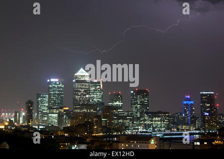 London, UK. 4. Juli 2015. UK-Wetter. Gewitter und Blitze über Canary Wharf. Bildnachweis: Simon Balson/Alamy Live-Nachrichten Stockfoto