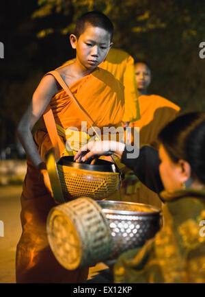 Mönch für Almosen in den frühen Morgenstunden, in Luang Prabang, Laos eine 1.000 - jährigen Tradition verarbeitet. Stockfoto