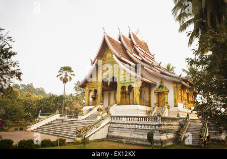Exterieur des Wat Prabang enthält die heiligen Buddha befindet sich innerhalb der Tore des Nationalmuseums Luang Prabang. Stockfoto