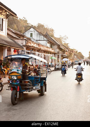 Sakkarin Straße, der Hauptstraße in der Morgendämmerung. Luang Prabang, Laos. Stockfoto