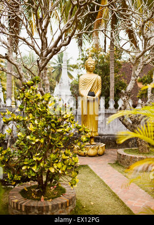 Ein Garten der Buddhas in Wat Choumkhong. Die Buddhas zeigen einige der 7 Positionen von Buddha.Luang Prabang, Laos