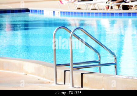 Nahaufnahme von einer Treppe-Schiene in einem Schwimmbad Stockfoto