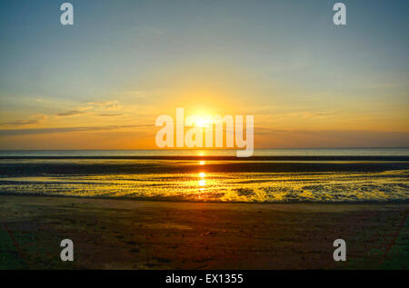 Wunderschönen Sonnenaufgang gesehen am Corona Beach in Panama Stockfoto