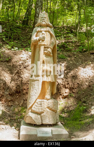 Casimir III das große hölzerne Statue in der Nähe von Checiny Burg, Polen Stockfoto