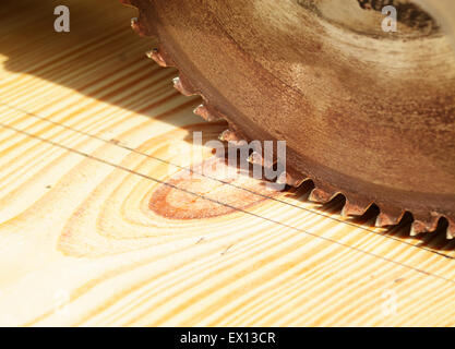 Makroaufnahme einer Tabelle Sägeblatt über ein Kiefer-Holz-Brett Stockfoto