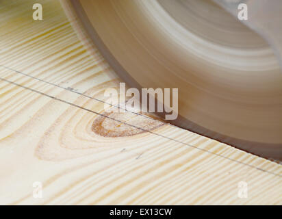Makroaufnahme eines Sägeblattes Kiefer Holz Schneidebrett Stockfoto