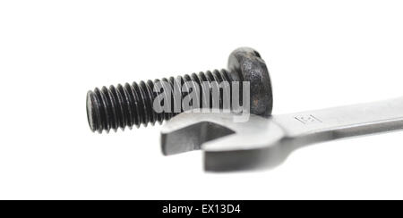 Schwarze Schrauben und Schraubenschlüssel auf weißem Hintergrund Stockfoto