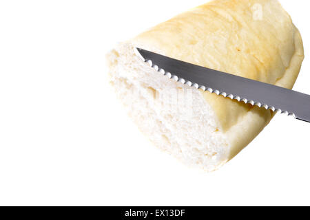 Stück französisches Brot mit einem Messer auf weiß Stockfoto