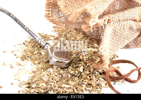 Nahaufnahme einer Tasche mit Matetee gießt und eine silberne bombilla Stockfoto